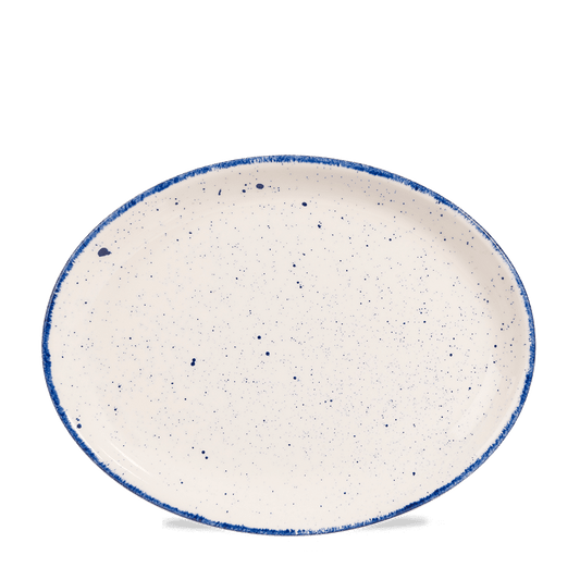 Leere Speiseteller mit blauer Kante