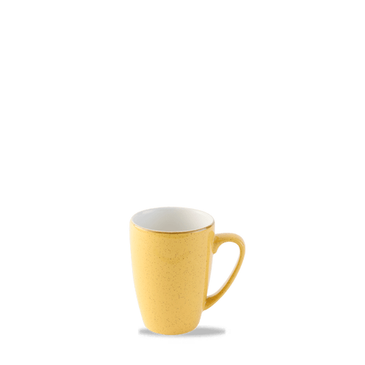 Gelber Kaffeebecher auf weißem Hintergrund
