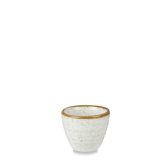 Weißer Becher mit braunem Rand.