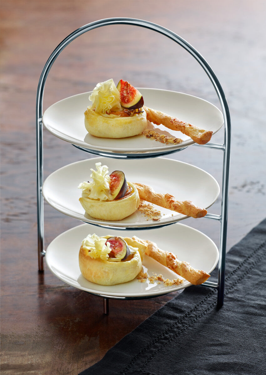 Dessert auf dreistöckigem Serviertablett