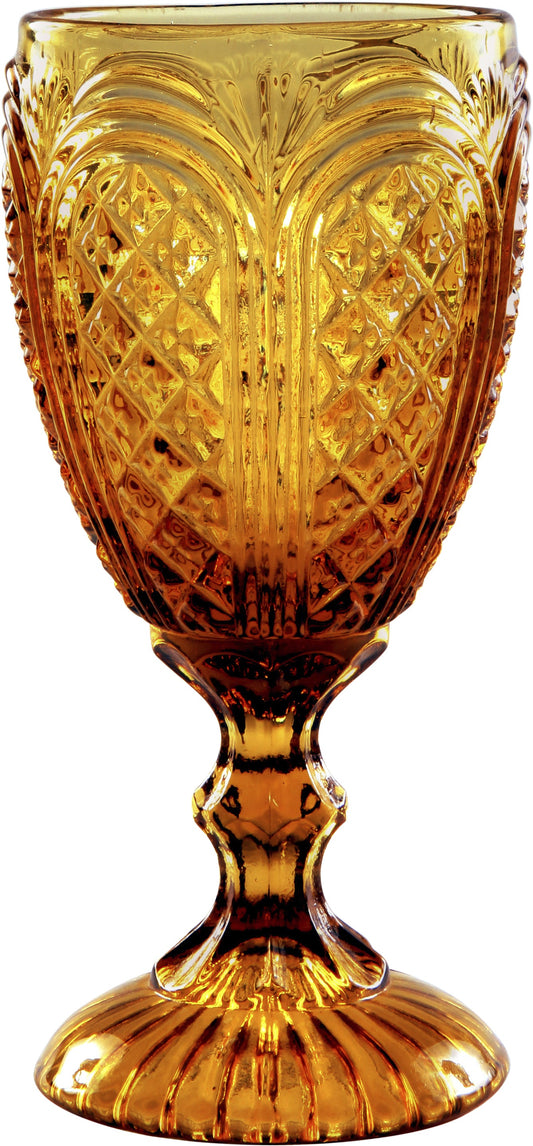 Gelbes, verziertes Weinglas auf Weiß.