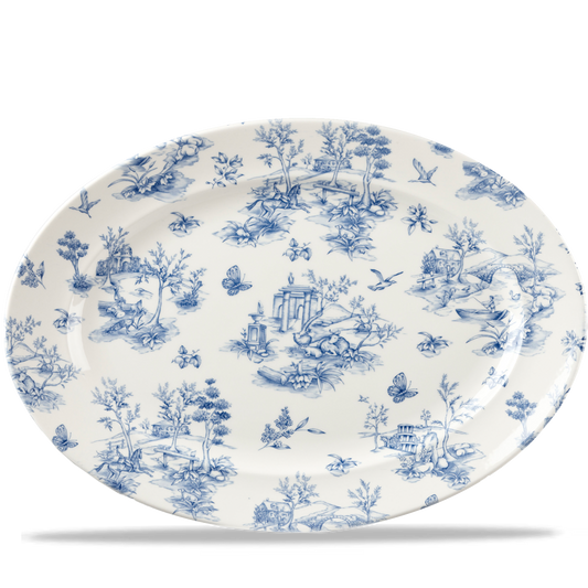 Ovaler Teller mit blauem Muster.