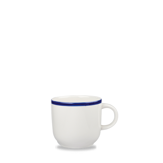 Weiße Tasse mit blauem Rand.