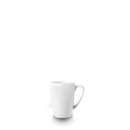 Weiße Tasse auf weißem Hintergrund.