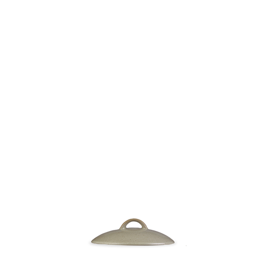 Keramikdeckel auf weißem Hintergrund.