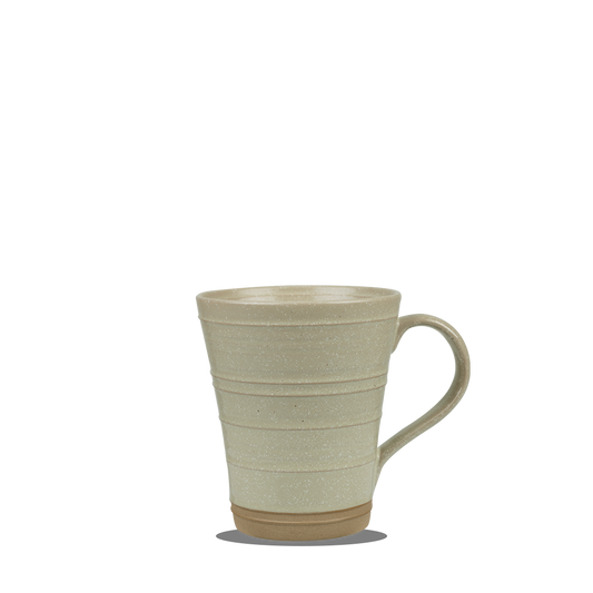 Beige Tasse mit Henkel.