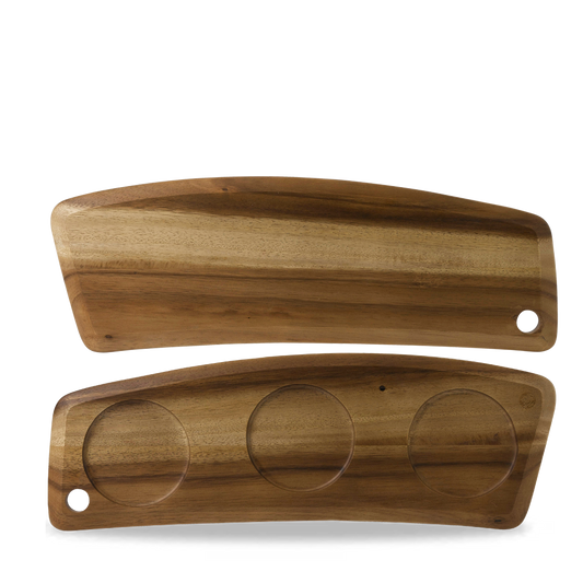 Holztabletts mit runden Vertiefungen.