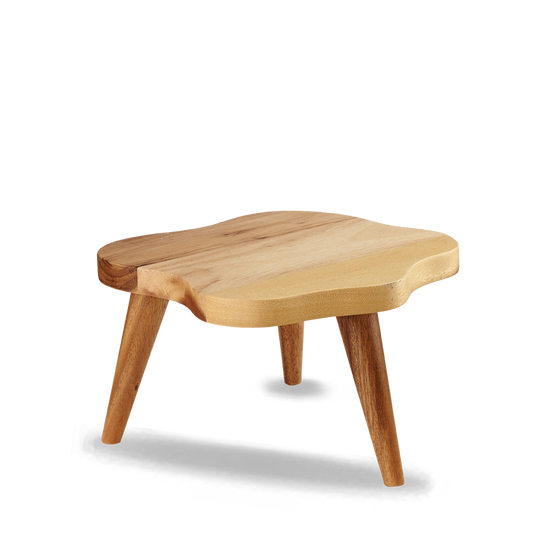 Holz-Tisch mit unregelmäßiger Form.