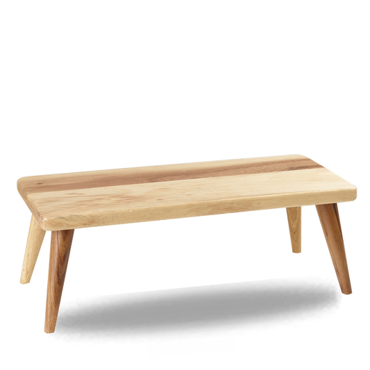 Holztisch mit vier Beinen.