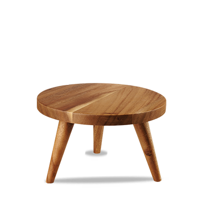 Runder Holztisch mit drei Beinen.