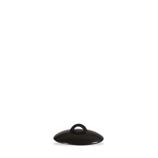 Schwarzer Topfdeckel auf weißem Hintergrund.