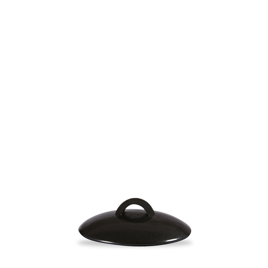 Schwarzer Topfdeckel auf weißem Hintergrund.