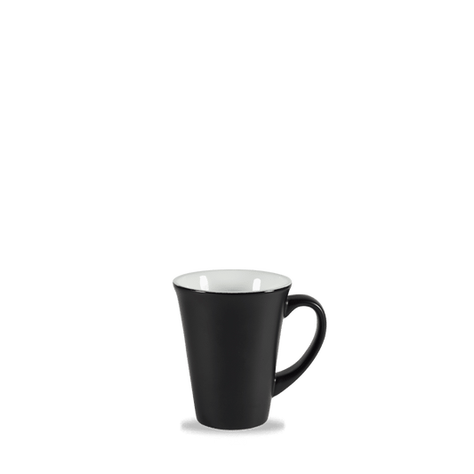 Schwarze Kaffeetasse auf weißem Hintergrund