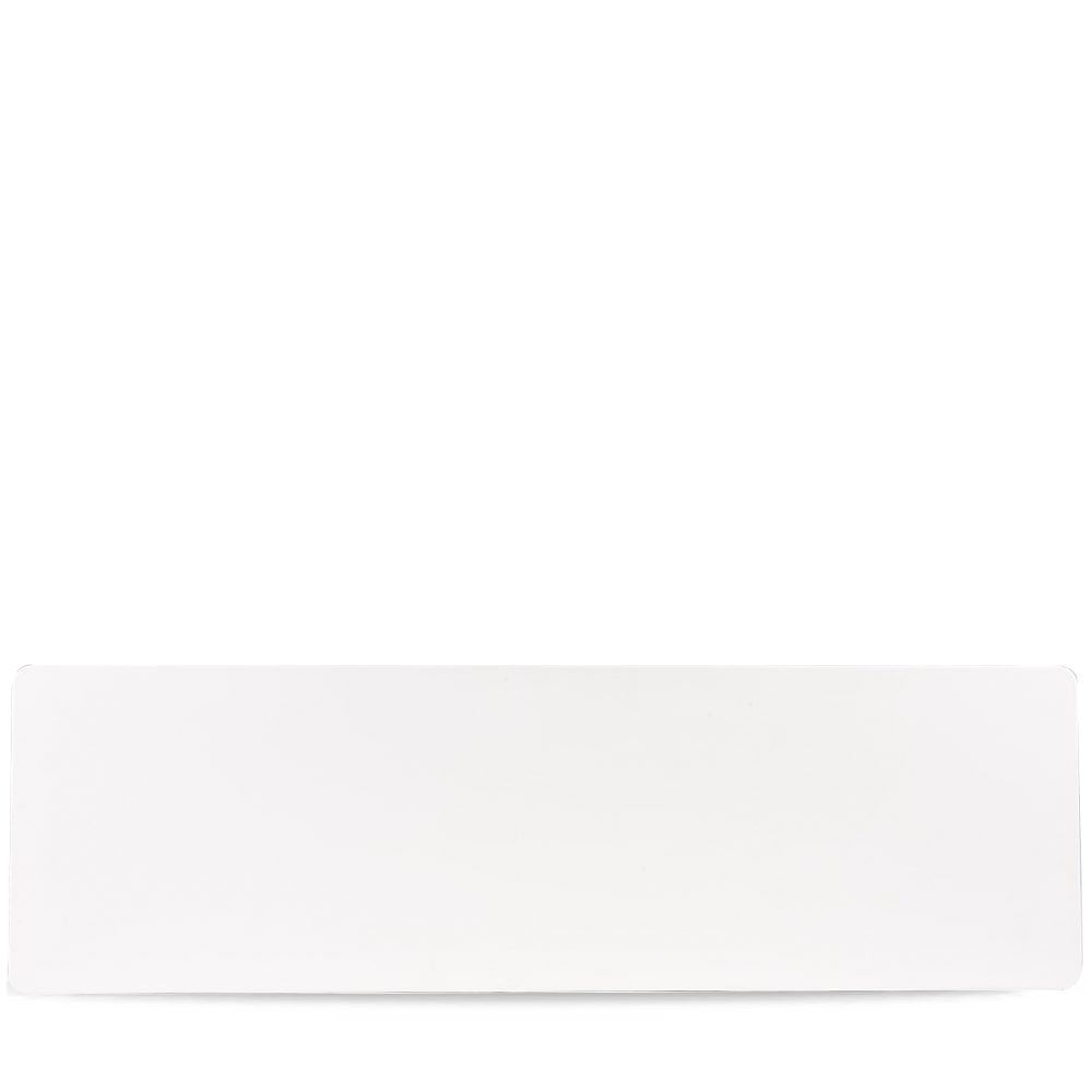 Weißer rechteckiger Teller, schlicht.