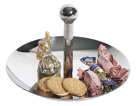 Tablett mit Süßigkeiten und Keksen.