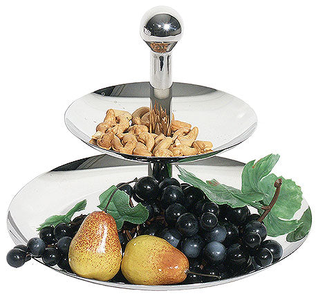 Etagere mit Obst und Nüssen.