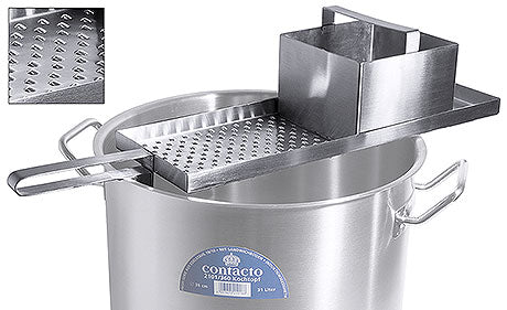 Edelstahl-Kartoffelpresse auf Kochtopf.