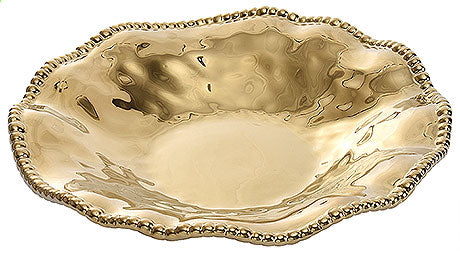 Goldene, verzierte Servierschale aus Metall.