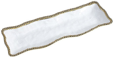 Weiße Platte mit goldener Verzierung.