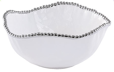 Weiße Schale mit silbernem Rand.