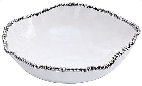Weiße Schale mit Perlenrand.