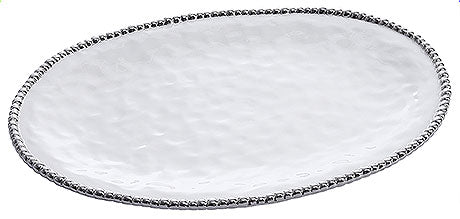 Ovaler Teller mit Perlenrand.