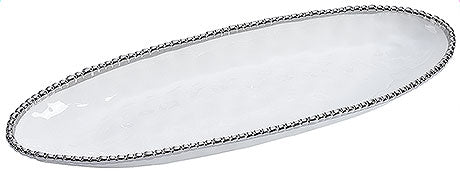 Ovaler Teller mit Perlenrand.