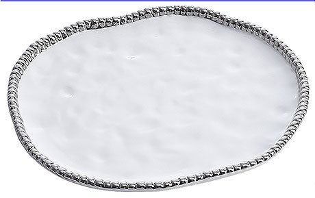 Silbernes Tablett mit Perlenrand.