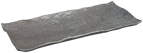 Rechteckige, graue Servierplatte aus Stein.