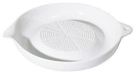 Weiße Reibeschale mit Griff.