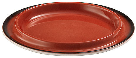 Roter Teller mit schwarzem Rand.