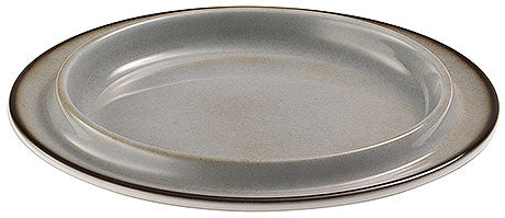 Grauer, runder Teller ohne Dekor.