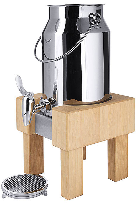 Getränkespender auf Holzgestell.