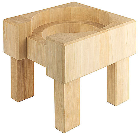 Holzblock mit runder Vertiefung.