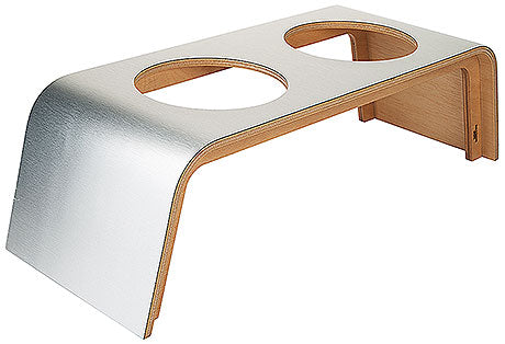 Tablettständer mit zwei Aussparungen.