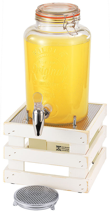 Getränkespender auf Holzgestell.