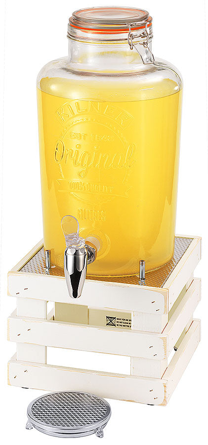 Getränkespender auf Holzgestell.