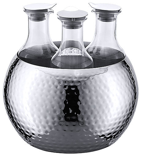 Drei Karaffen in Edelstahlhalterung.