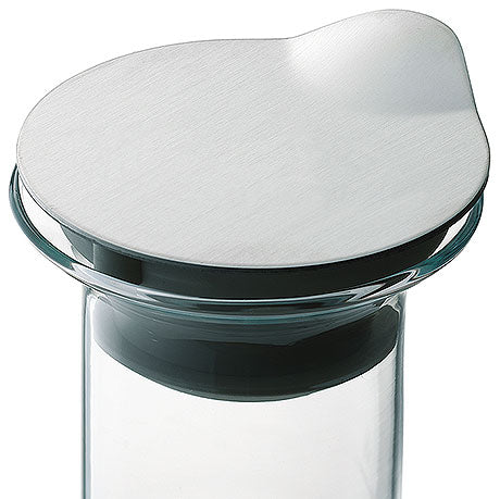 Glasbehälter mit Metalldeckel.