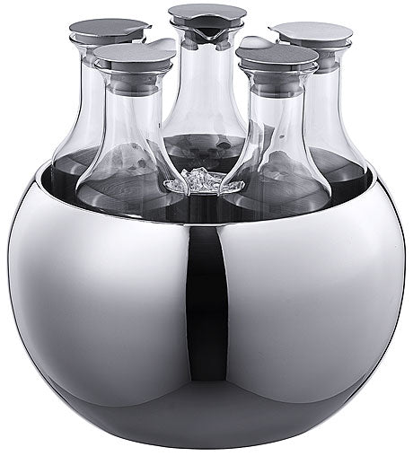 Karaffen in Edelstahlkühler.