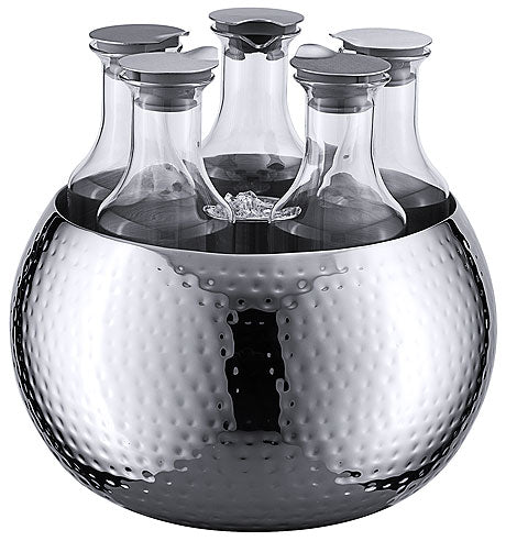 Karaffen in metallener Schale.