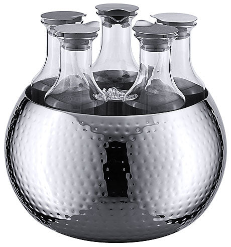 Flaschen in metallener Schale.