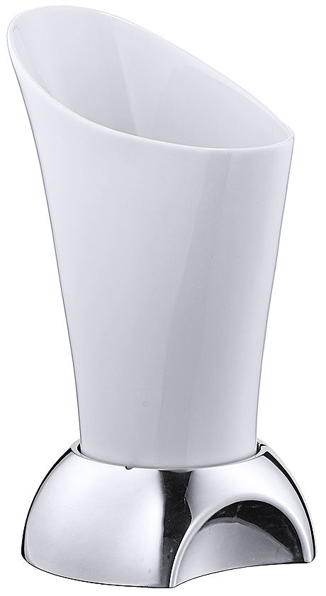 Weißer Becher mit silbernem Sockel.