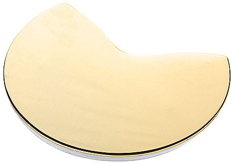 Goldene, halbmondförmige Platte.