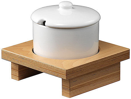 Keramiktopf auf Holzunterlage.