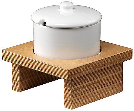 Suppentopf auf Holzständer.