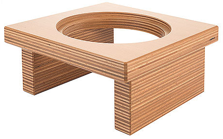 Holzständer mit rundem Ausschnitt.