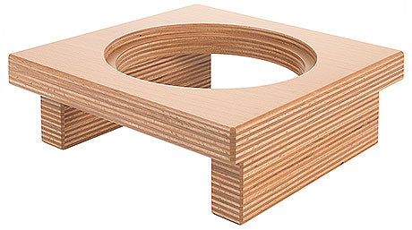 Holzständer mit rundem Ausschnitt.