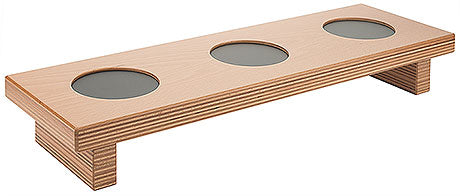 Holztablett mit drei runden Aussparungen.