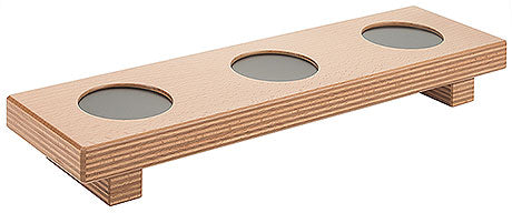 Holztablett mit drei runden Aussparungen.